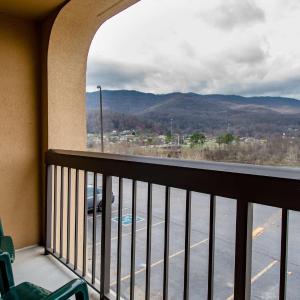 Queen Room with Two Queen Beds and Mountain View - Non-Smoking