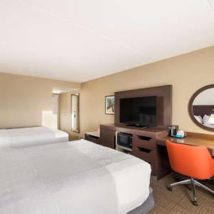 Queen Room with Two Queen Beds - Hearing Accessible