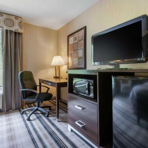 King Room with Accessible Tub - Mobility and Hearing Access/Non-Smoking