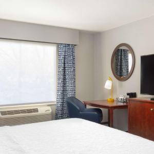 King Room with King Bed - Non-Smoking