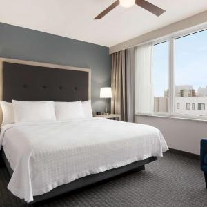 King Suite with Roll-In Shower - Mobility and Hearing Access/Non-Smoking