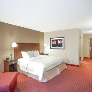 King Room with Accessible Tub - Mobility and Hearing Access/Non-Smoking