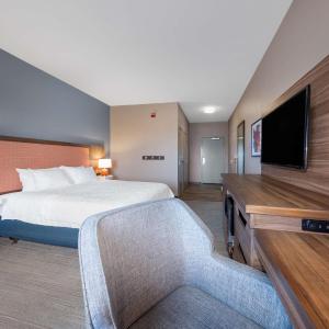 King Room with Roll-In Shower - Mobility and Hearing Access/Non-Smoking
