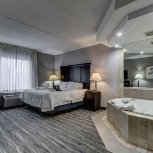 King Room with Hot Tub - Non-Smoking