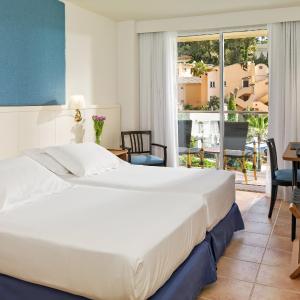 Double or Twin Room with Side Sea View