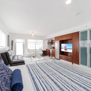 King Suite with Balcony 2 - Unit A307