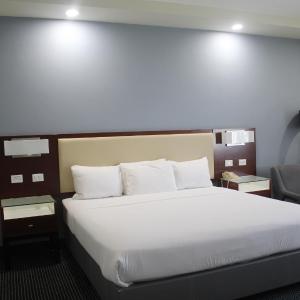 King Suite with Kitchenette - Non-Smoking