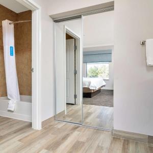 Queen Studio Suite with Two Queen Beds - Non-Smoking