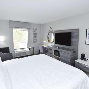 King Room with Accessible Tub - Mobility and Hearing Access/Non-Smoking