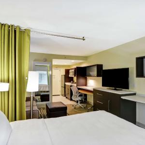 Queen Studio Suite - Hearing Access/Non-Smoking