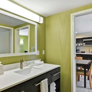 Queen Suite with Roll-In Shower - Mobility and Hearing Access/Non-Smoking
