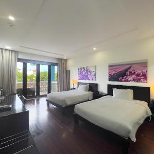 Deluxe Twin Room River View with Balcony and Bathtub