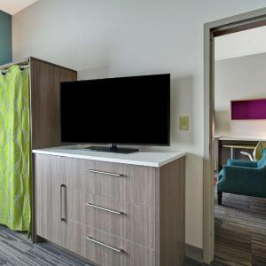King Suite with Bath Tub - Mobility Access/Non-Smoking