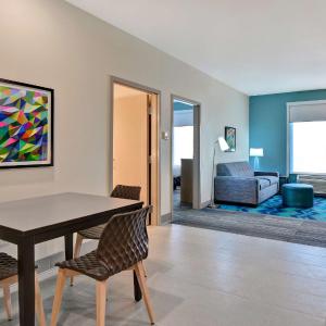 One-Bedroom King Suite - Non-Smoking