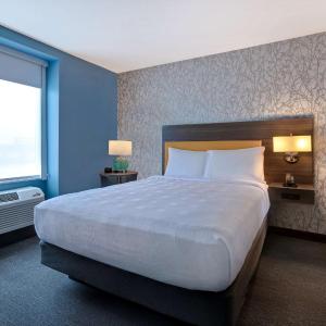 One-Bedroom Queen Suite - Non-Smoking