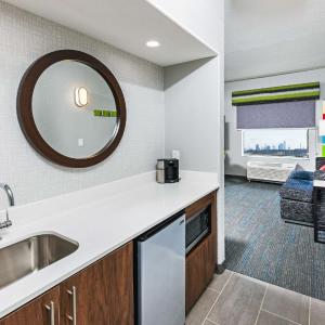 One-Bedroom King Suite - Non-Smoking