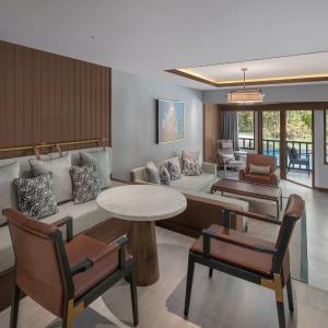 Lagoon Access Suite, 1 Bedroom Suite, 1 King, Terrace with Free Daily Activity