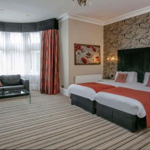 Superior Twin Room with Sofa bed and Partial View - Non-Smoking