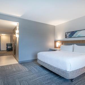 King Room with Accessible Tub - Mobility Access