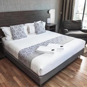Deluxe Double Room with Frontal Balcony