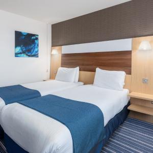 Standard Twin Room with Free Hot Breakfast - Accessible
