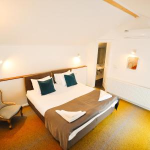 Two-Bedroom Apartment with Balcony