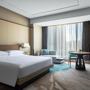 Business Guest Room with King Bed - high Floor
