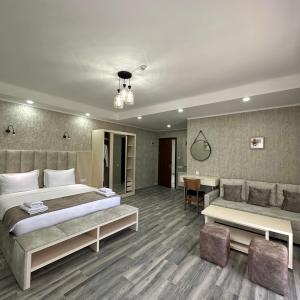 Queen Room with Pool View