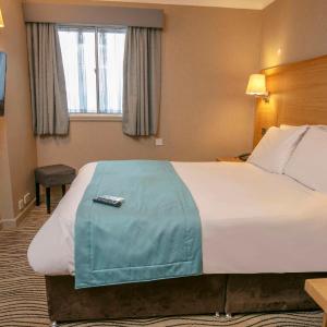 Economy room with double bed and internal window to hall