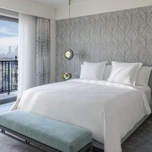 Sea View Suite king bed