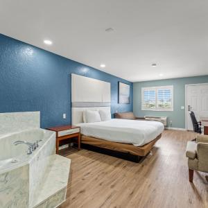 Leisure King Suite with Spa Bath