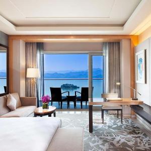 Club level, Guest room, 1 King, Lake view