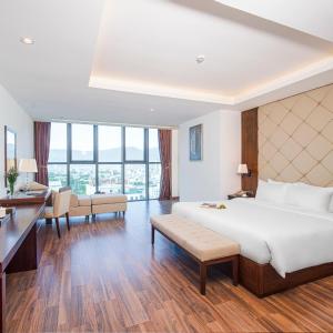 Grand Suite with Bathtub