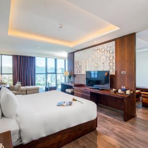 King Suite with Bathtub and In-room sauna