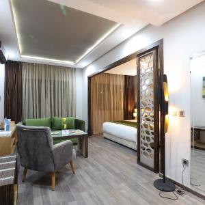 Deluxe Room (2 Adults + 1 Child)