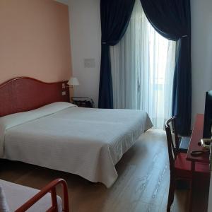 Double or Twin Room with Sea View