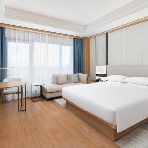 Executive lounge access, Guest room, 1 King, Garden view