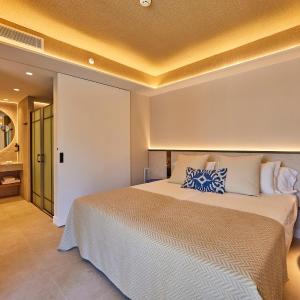 Family Suite (2 Adults + 2 Children)