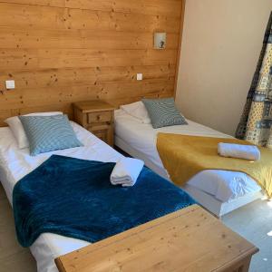 Triple Room with Mountain View ( 3 single beds)