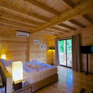 Garden Chalet with with sunset tea or coffee and homemade cookies, a morning bird-watching trail