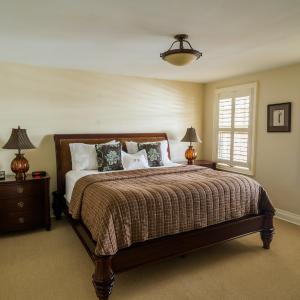 Premium King Suite with Water View - Non-Smoking