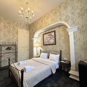 Suite with Hot Tub