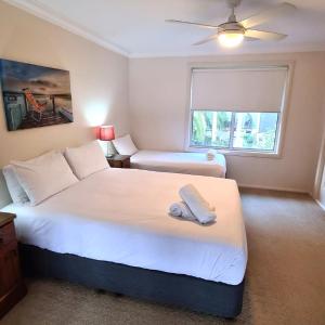 Deluxe Four-Bedroom Holiday Home - Magenta Beach