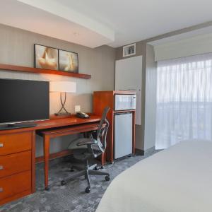 Deluxe Queen Room with Two Queen Beds, Water View, Balcony and Bathtub - Mobility Access