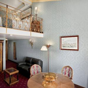 One-Bedroom Duplex King Suite with Balcony and Sea View