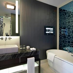 Signature King Suite with City View - Club Lounge Access
