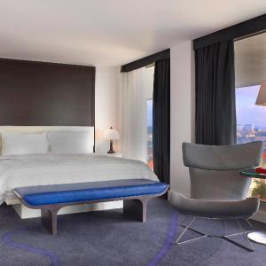 Corner King Suite with City View - Club Lounge Access