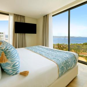 Suite with Panoramic Sea View