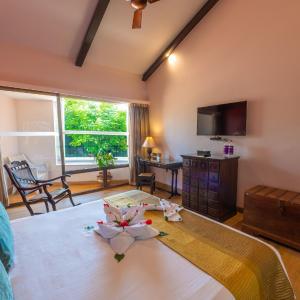 Deluxe Room king bed with balcony and bathtub 