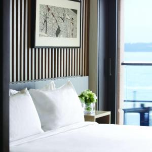 1 King Bed with City Harbor View